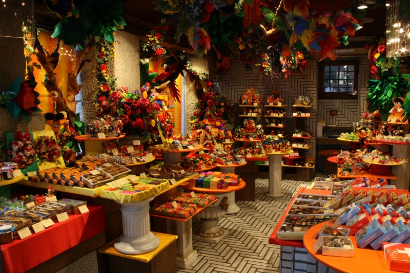 vitrine-FALICON-min_candy_store_chocolate_shop_chocolate_switzerland-393515