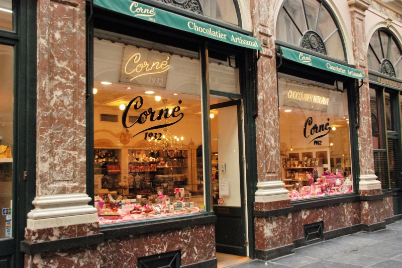 vitrine-FALICON-min_chocolate_chocolaterie_shop_luxury_chic_gallery_brussels_belgium-558146